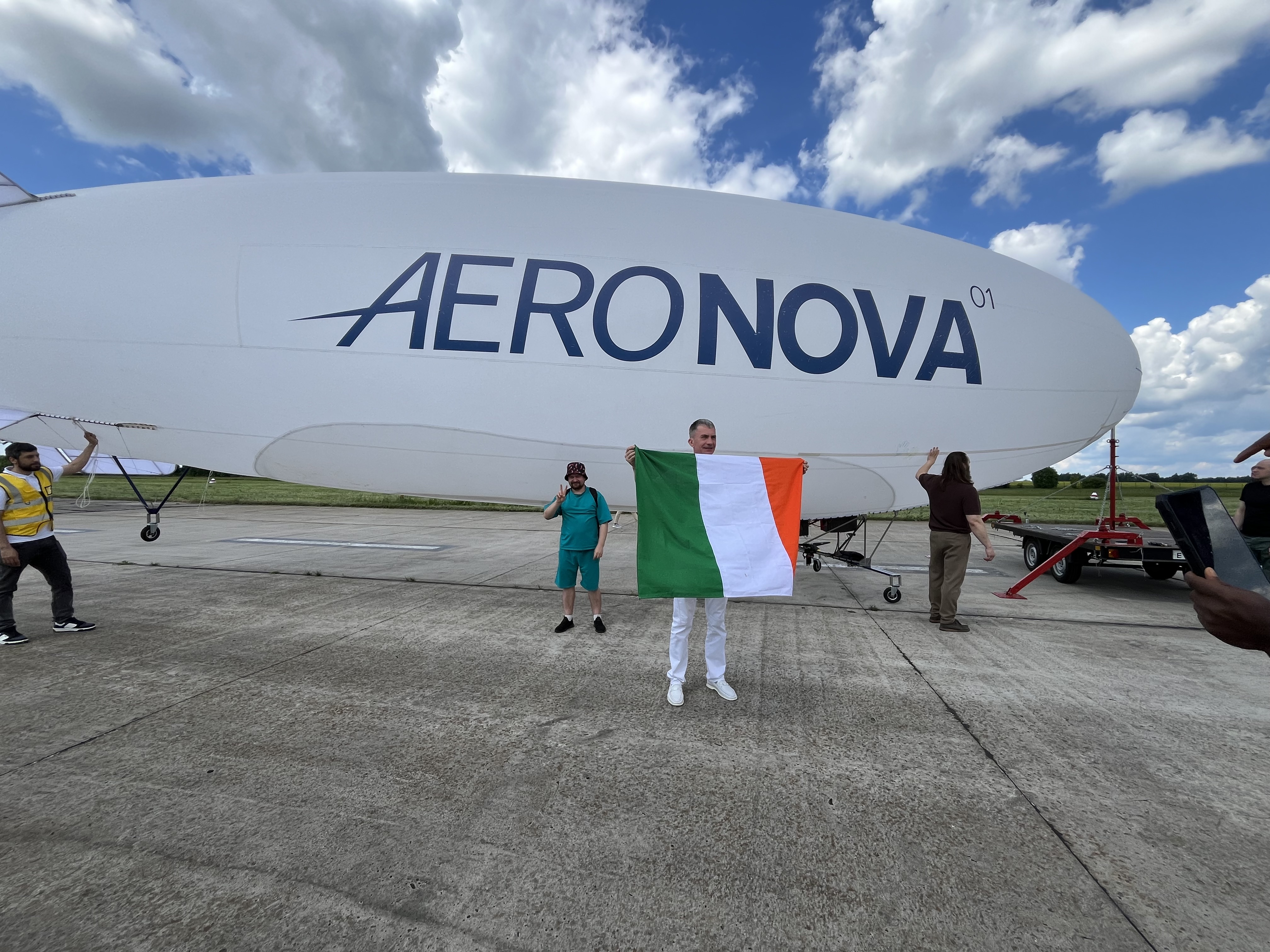 Гость с флагом Кот-д’Ивуара у дирижабля AERONOVA NOVA-01