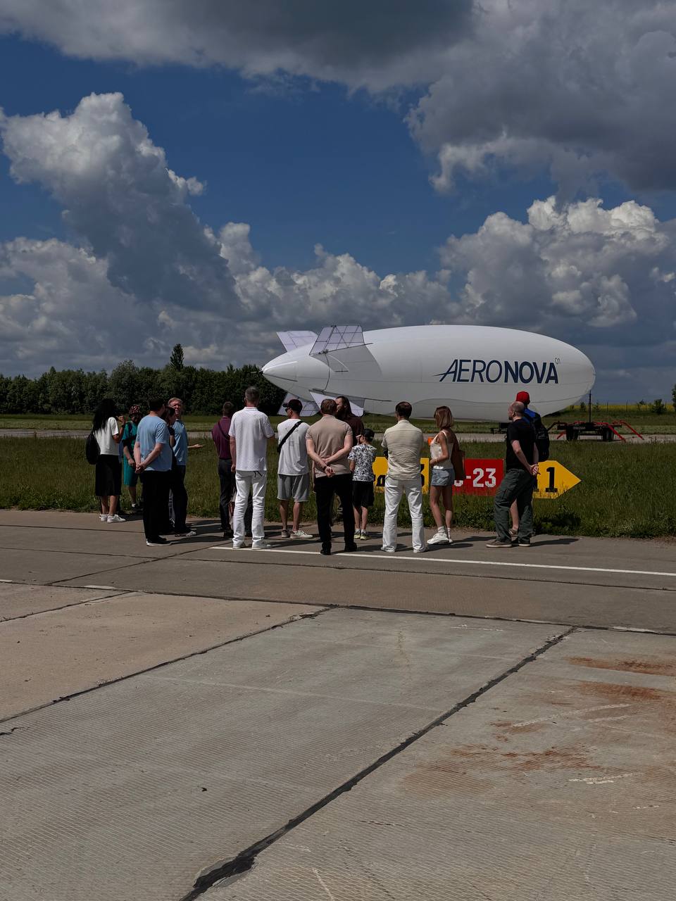 Группа гостей у дирижабля NOVA-01 на аэродроме